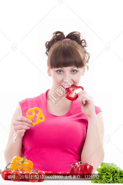 美麗的年輕女孩與胡椒