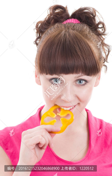 美麗的年輕女孩與胡椒