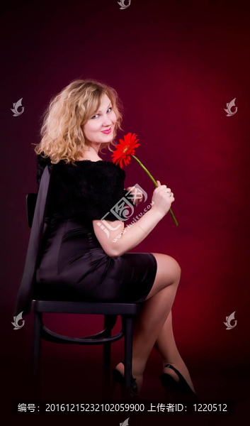 黑色禮服與紅色花的女人