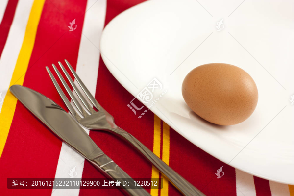 盤子上的棕色雞蛋