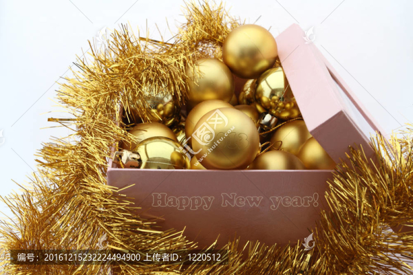 白色背景上的金色新年球