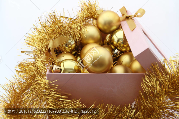 白色背景上的金色新年球