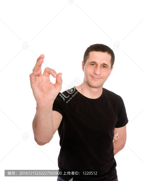 穿黑色T恤的男人