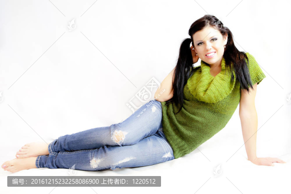 穿綠毛衣和牛仔褲的女人