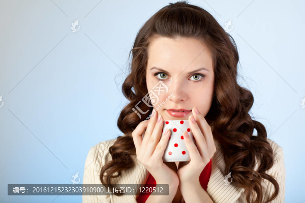 年輕的女人是dreanking茶