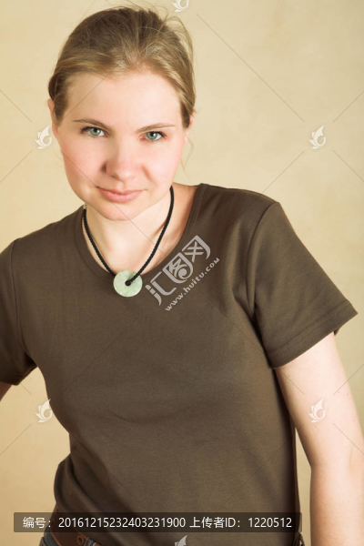 年輕的金發(fā)女子