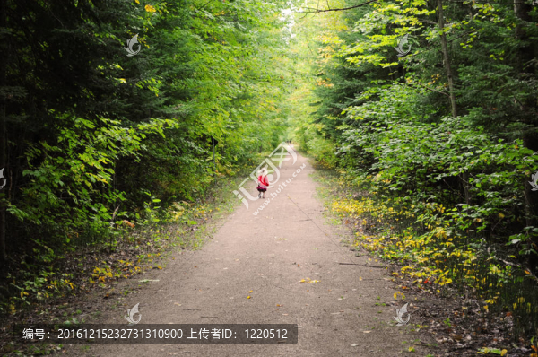 跑下小路的小女孩