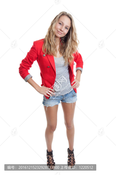 穿短牛仔褲和紅夾克的女人