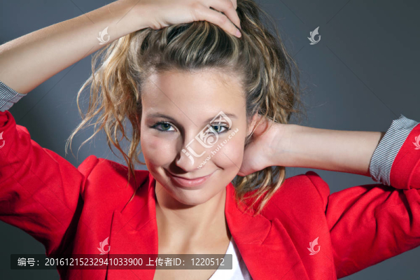 一個穿著紅色衣服的年輕女人的肖像