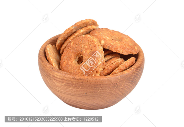 木制碗中的餅干；白色背景上的隔離