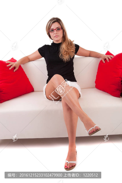 年輕女子在沙發(fā)上放松