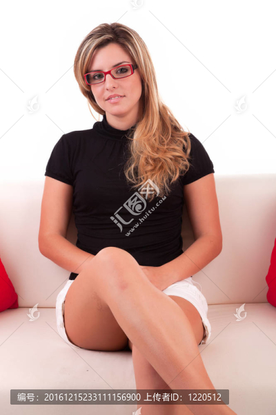 年輕女子在沙發(fā)上放松