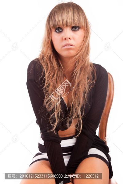坐在椅子上的美女
