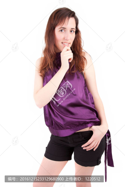 年輕漂亮的女人擺姿勢