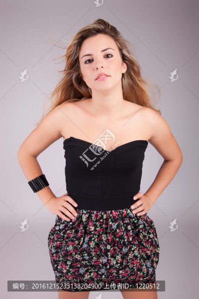 年輕漂亮的女人擺姿勢