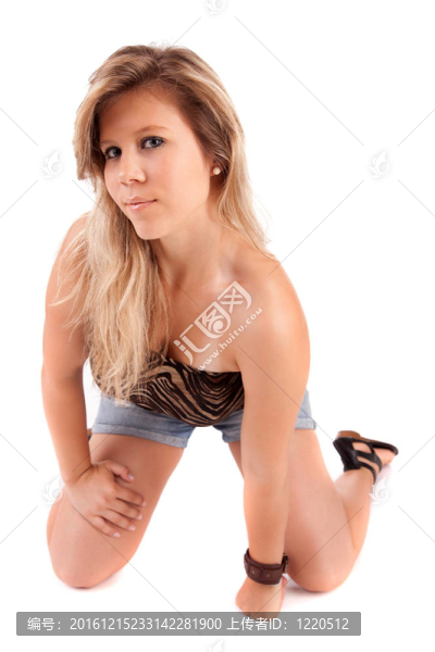 年輕漂亮的女人擺姿勢