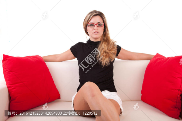 年輕女子在沙發(fā)上放松