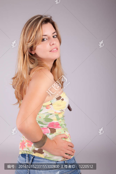 年輕漂亮的女人擺姿勢(shì)