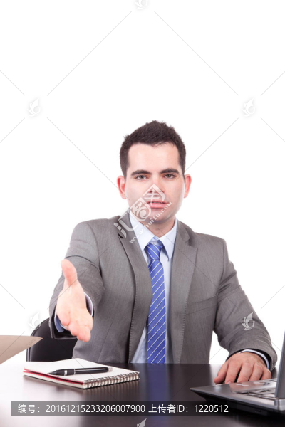 年輕工程師；握手