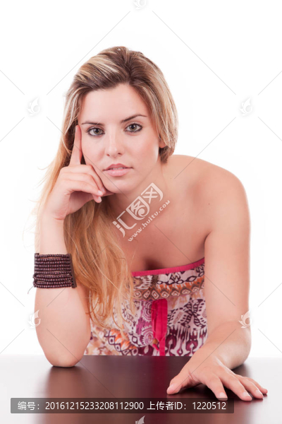 年輕漂亮的女人擺姿勢