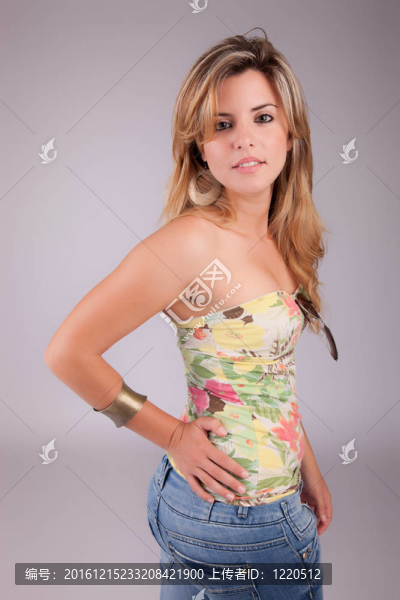 年輕漂亮的女人擺姿勢