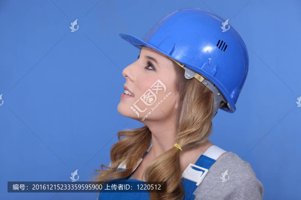 一個女孩的頭盔和整體肖像