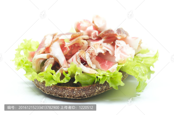 白背景下的火腿火腿三明治