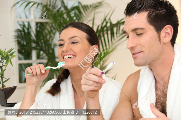 夫婦刷牙在浴室