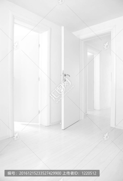 空蕩蕩的家內(nèi)
