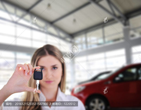 年輕女子抱著新車鑰匙