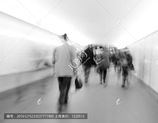 人們?cè)诔抢锫? title=
