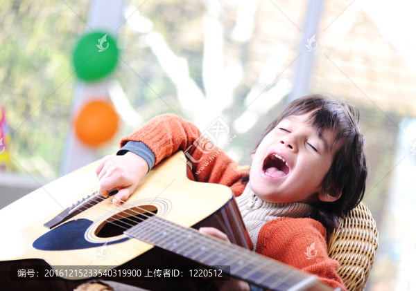 孩子在家唱歌和彈吉他