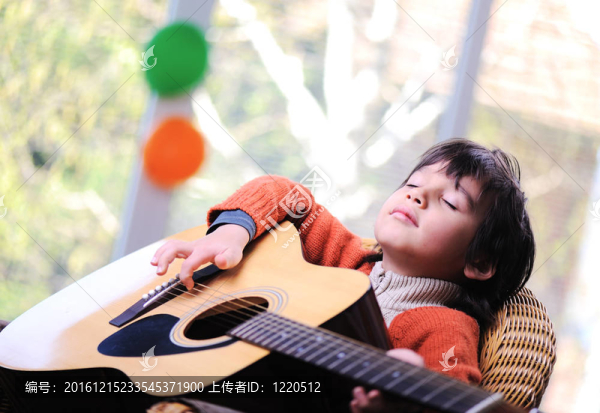 小孩在家彈吉他
