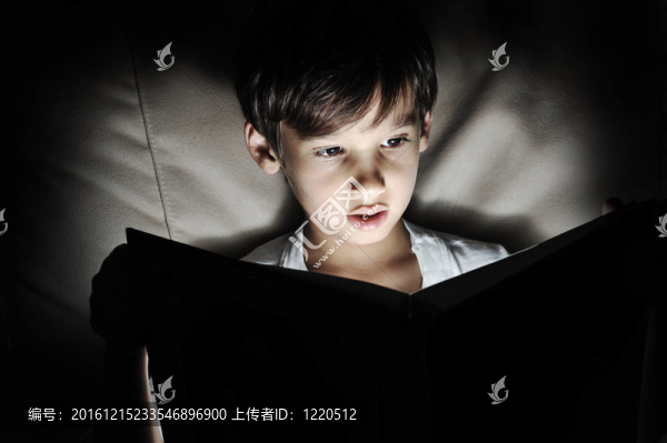 孩子讀書；黑暗中的光明