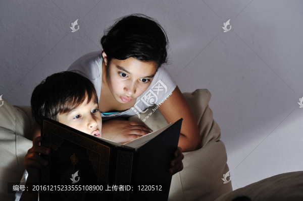 弟弟和妹妹在晚上讀輕書