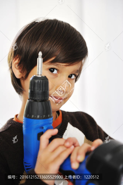 帶鉆工具的小孩