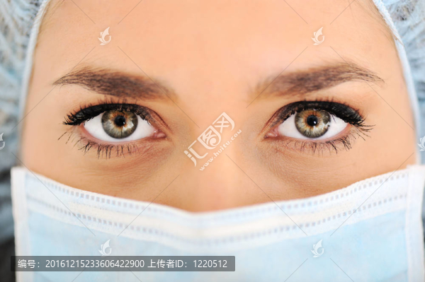 女醫(yī)生戴手術帽和口罩