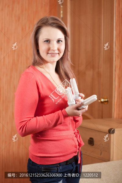女孩拿著能量燈泡