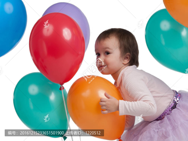帶著五顏六色的氣球的小嬰兒