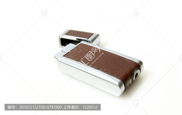 白色背景下的打火機(jī)