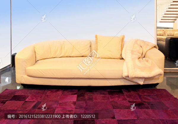 米色沙發(fā)