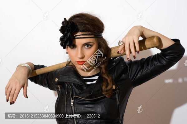 嚴(yán)肅的年輕女子與蝙蝠