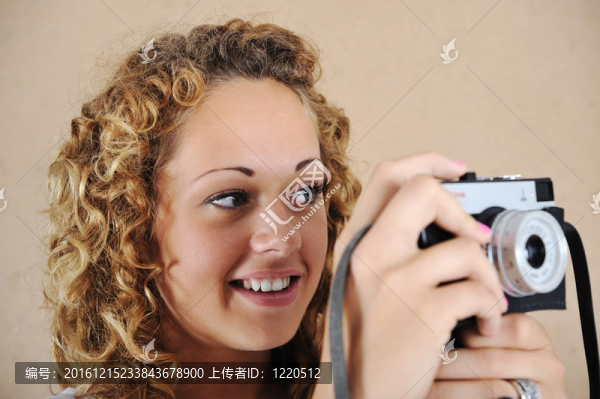 金發(fā)女孩與復(fù)古相機(jī)