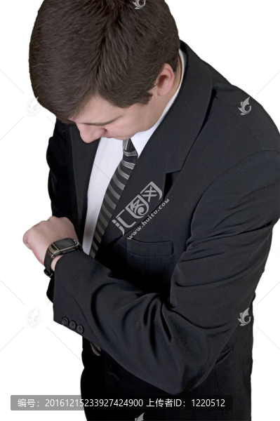 穿深色西裝的年輕人；看著手表