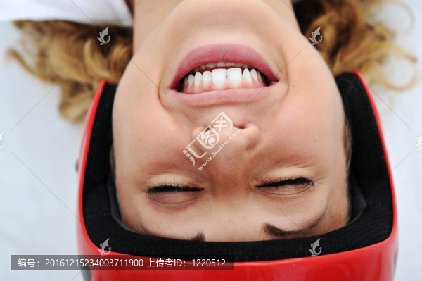 有趣的女孩與紅色頭盔微笑