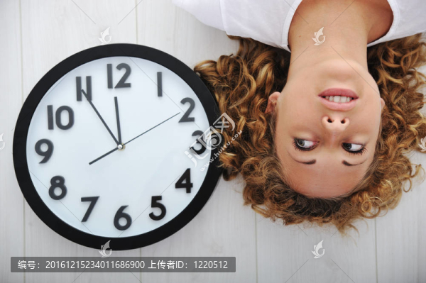 金發(fā)女孩和時(shí)鐘