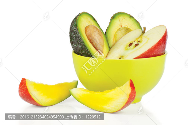 切片新鮮蘋果；鱷梨在陶瓷杯和芒果在白色背景