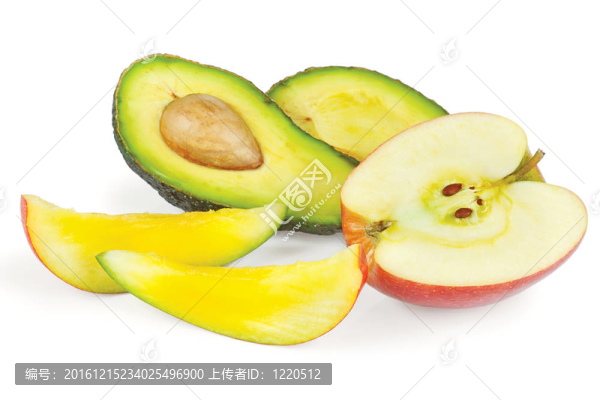 切片新鮮鱷梨；蘋果和芒果在白色背景