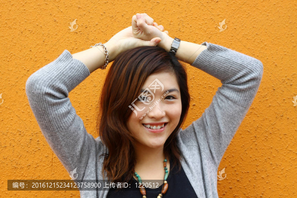 美麗而年輕的亞洲女人微笑