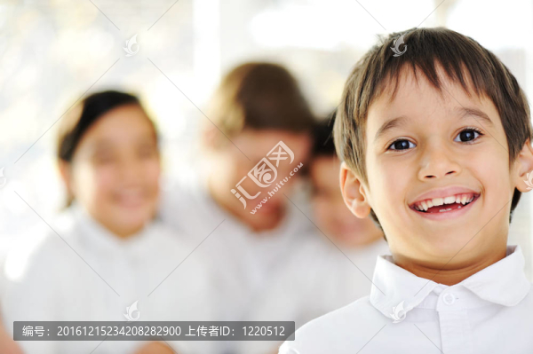 家里的小男孩